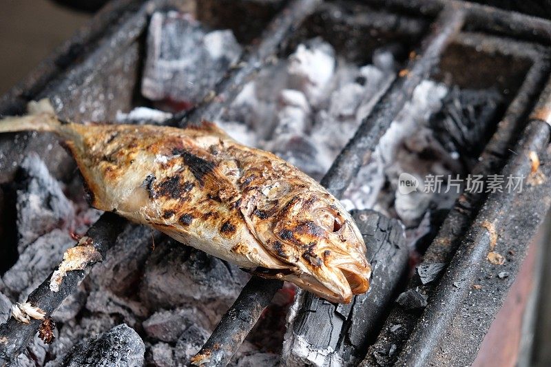 用木炭烤架烤的石斑鱼。烤海鱼。印尼的食物。Ikan kerapu bakar。